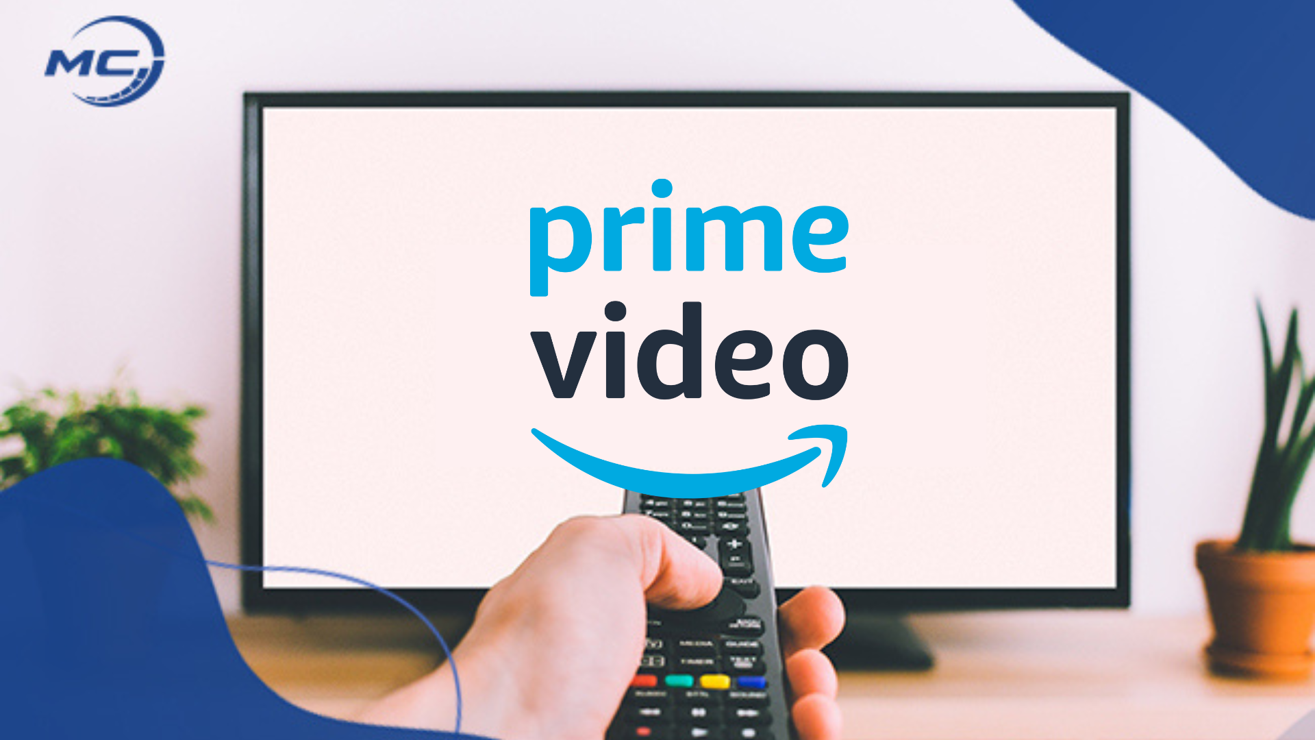 Pessoa segurando controle remoto apontado para uma TV que exibe o logo da Prime video