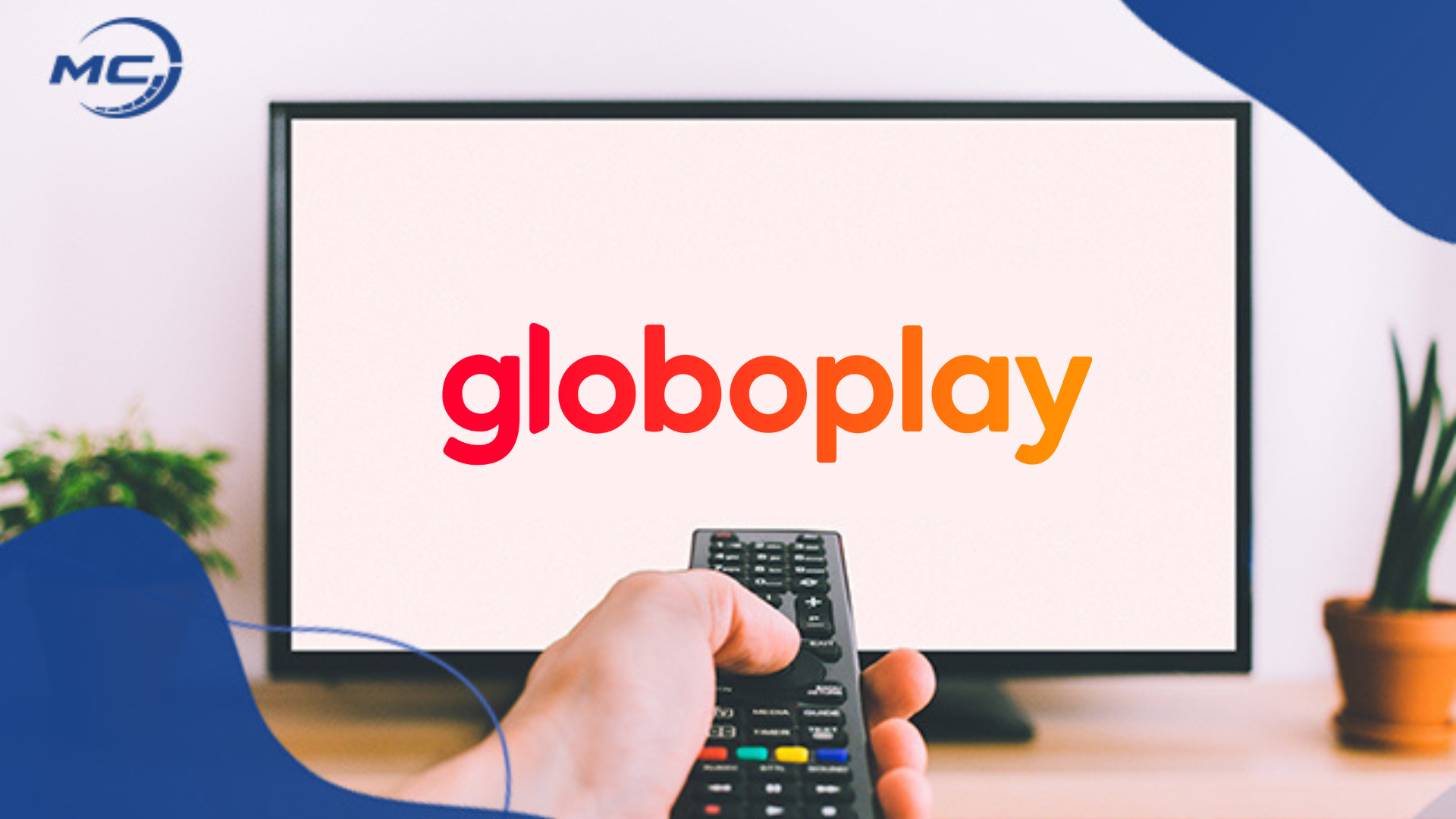 Pessoa segurando controle remoto apontado para uma TV que exibe o logo da Globoplay.