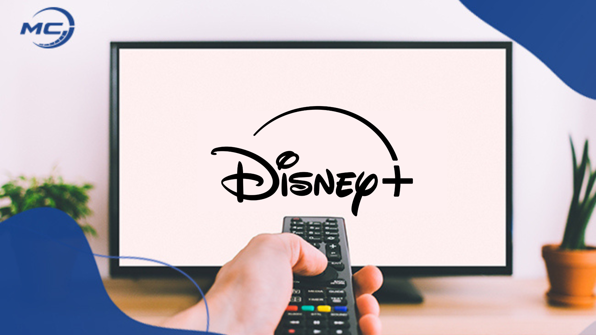 Pessoa segurando controle remoto apontado para uma TV que exibe o logo da Disney.