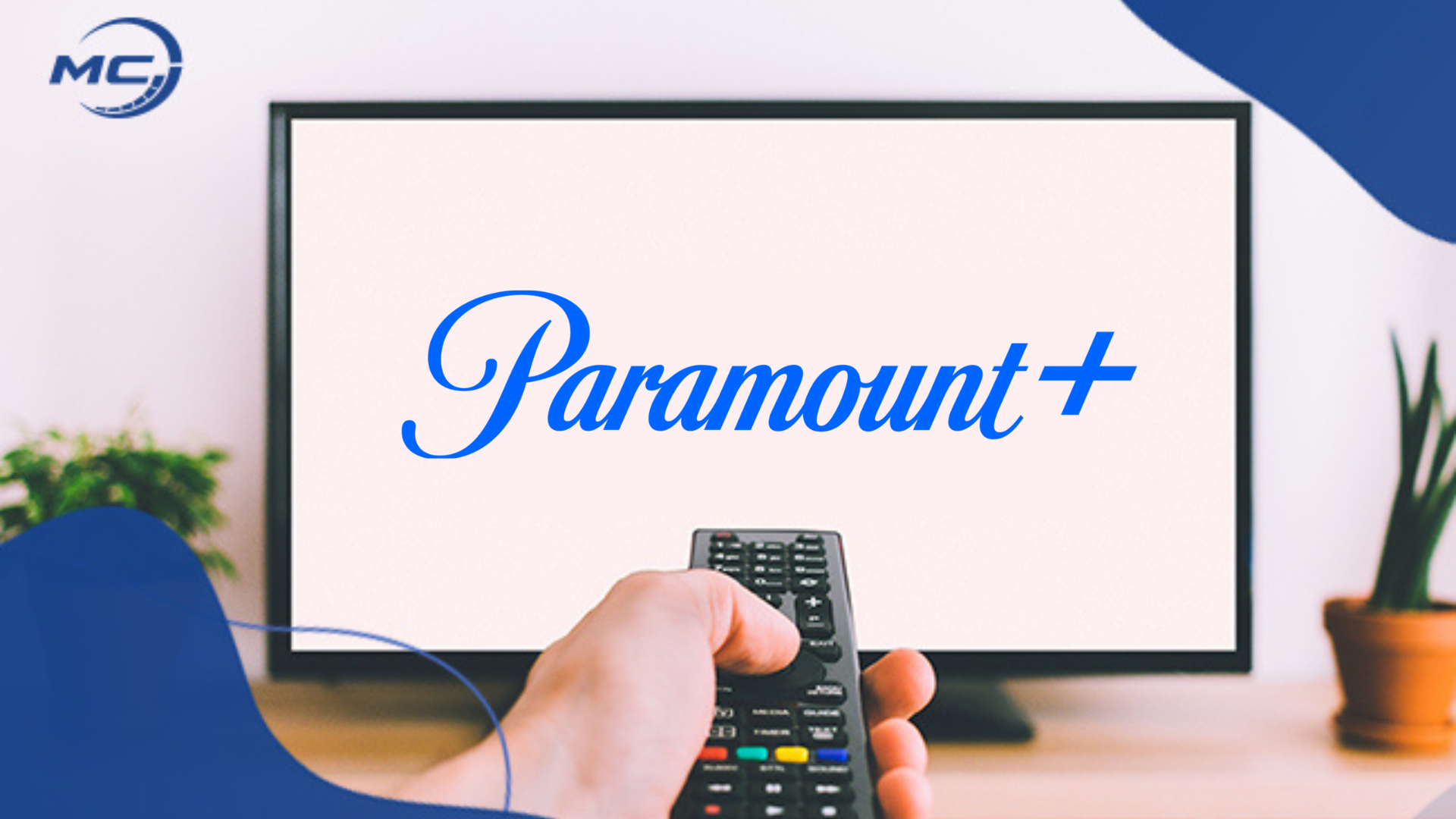 Pessoa segurando controle remoto apontado para uma TV que exibe o logo da Paramount.