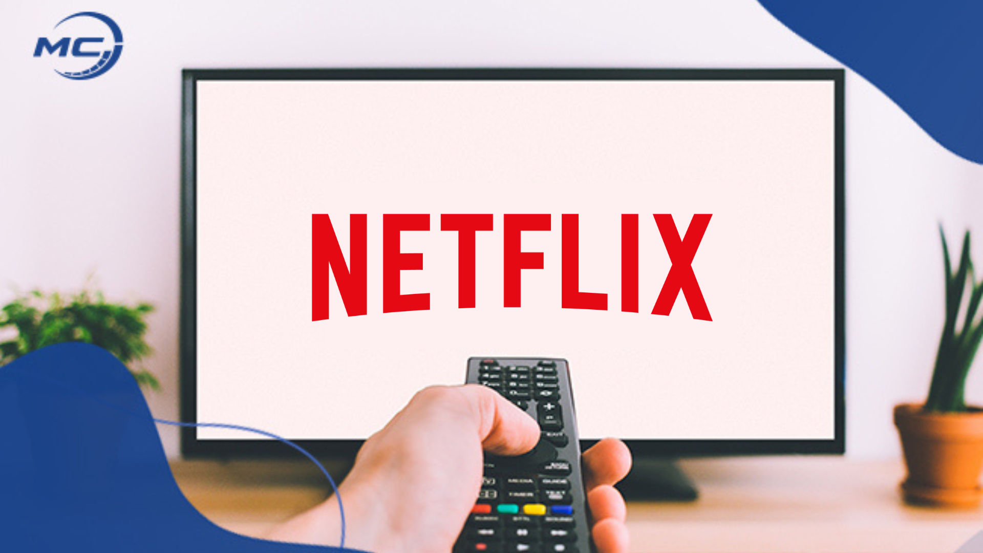 Pessoa segurando controle remoto apontado para uma TV que exibe o logo da Netflix.