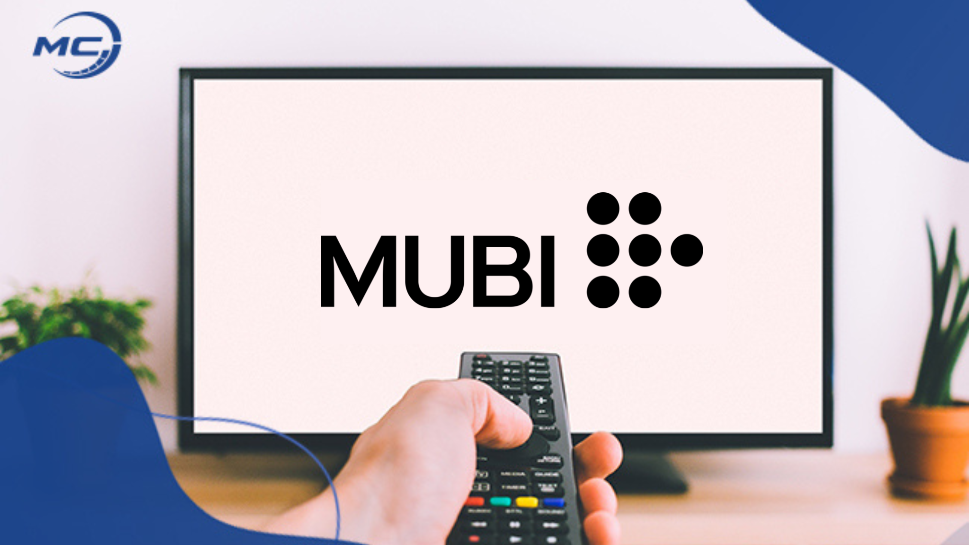 Pessoa segurando controle remoto apontado para uma TV que exibe o logo da MUBI.