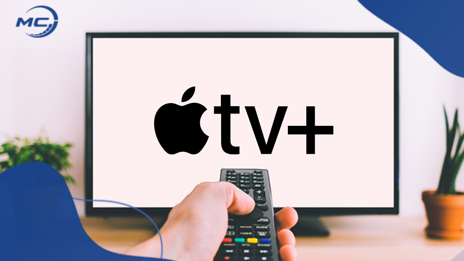 Pessoa segurando controle remoto apontado para uma TV que exibe o logo da apple tv.