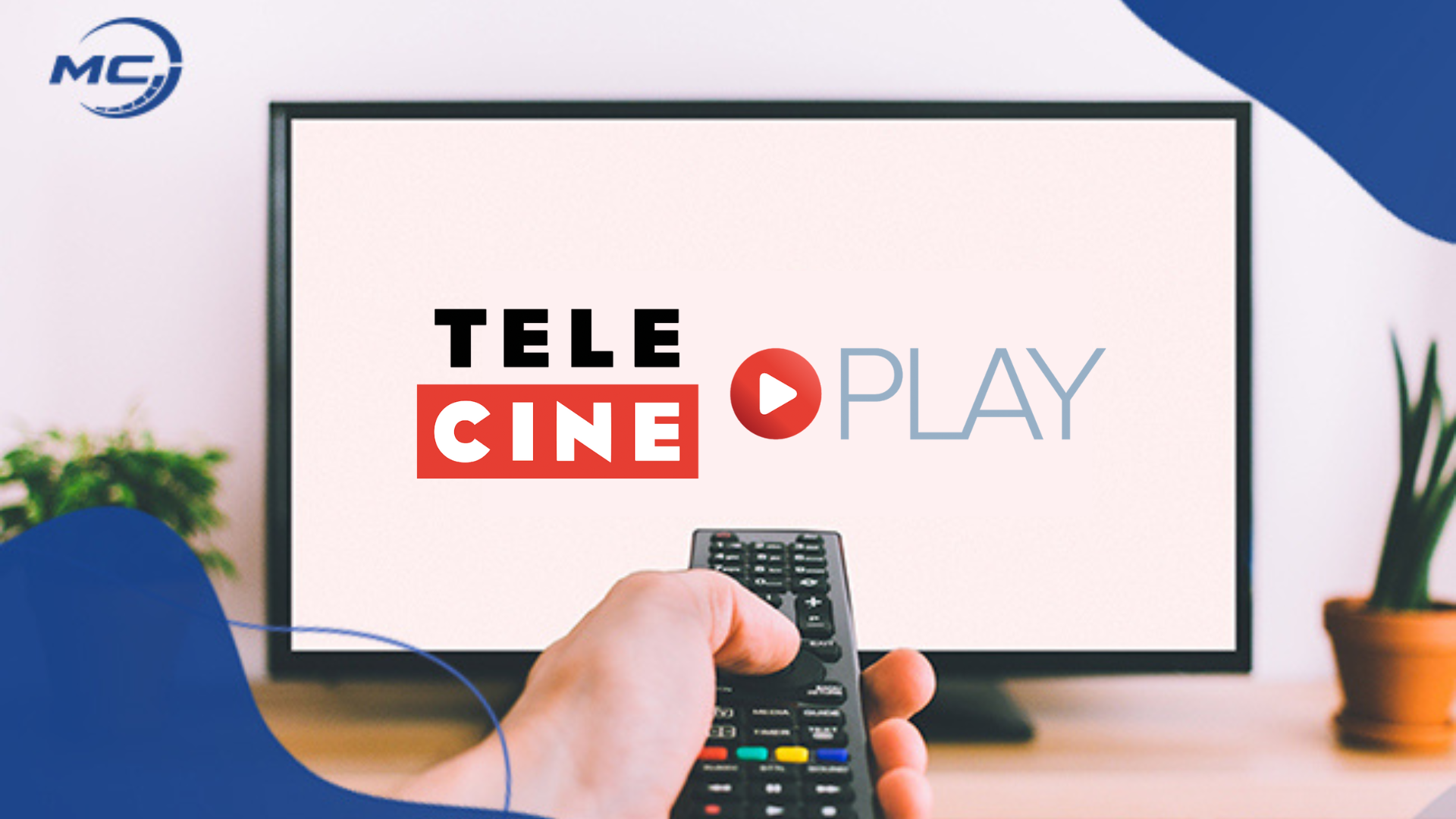 Pessoa segurando controle remoto apontado para uma TV que exibe o logo da Telecine Play.