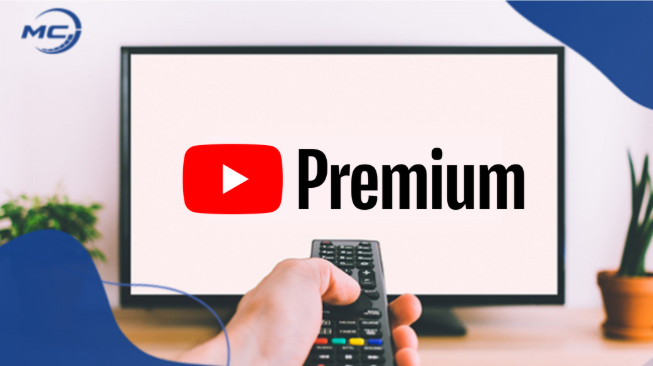 Pessoa segurando controle remoto apontado para uma TV que exibe o logo do YouTube premium.