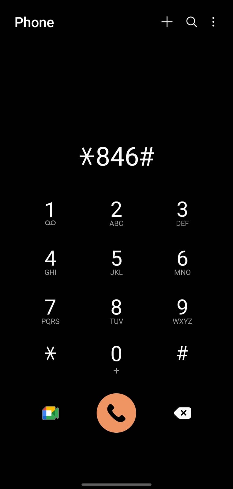 tela de discagem de um celular com o código *846# digitado. Este é um código USSD utilizado para consultar o número de telefone do chip TIM. A interface é simples, com fundo preto e números em branco. O botão de chamada está destacado em laranja na parte inferior, pronto para ser pressionado e realizar a consulta